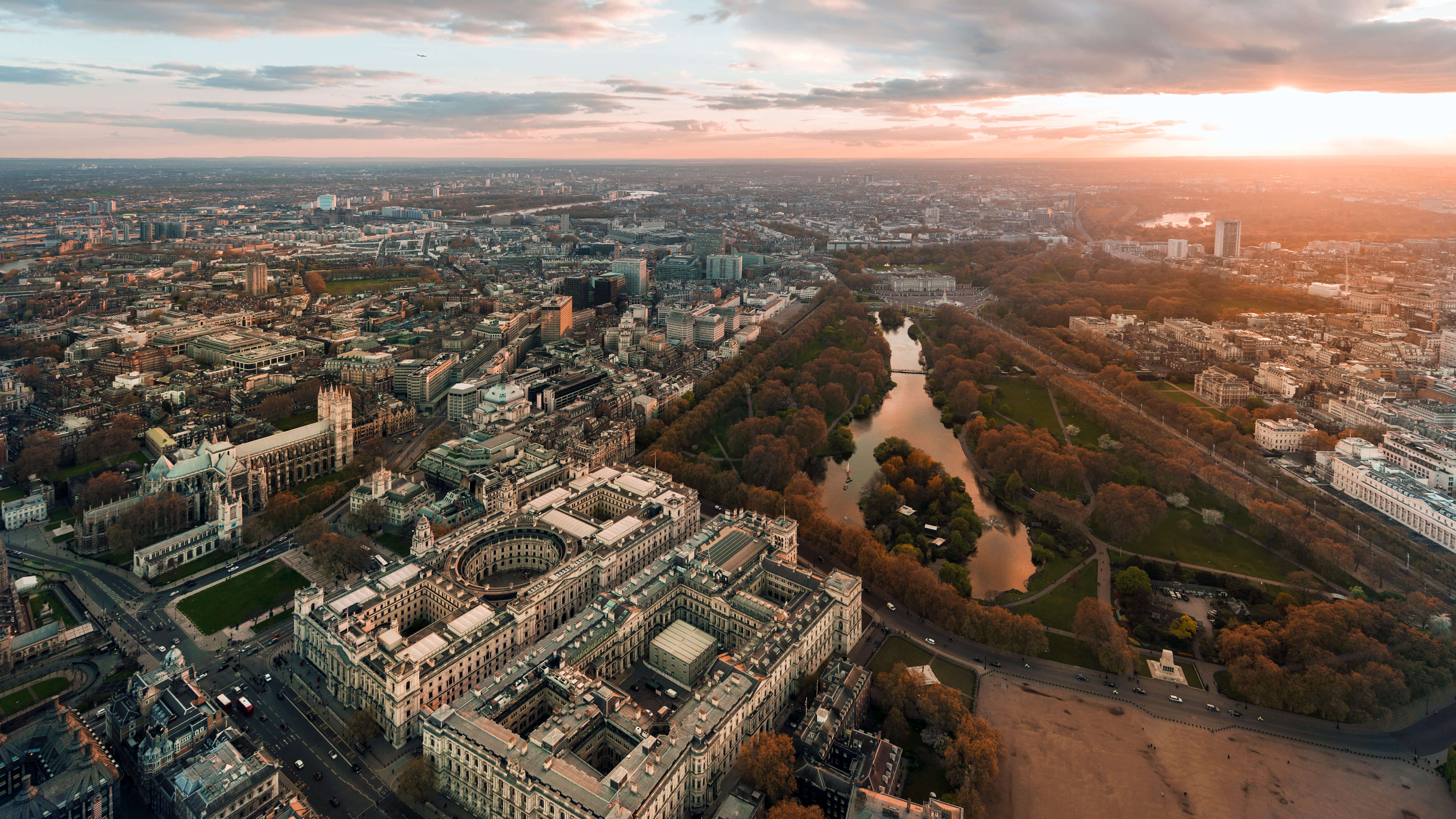 Фотографии там есть. Richmond Park London c высоты. Грин парк Лондона с птичьего полета. Сент-Джеймс парк Англия панорама. Лондон панорама 360.